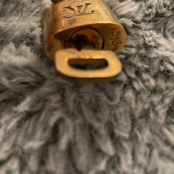 Authentic #313 LV padlock and key - Picture 3 of 4